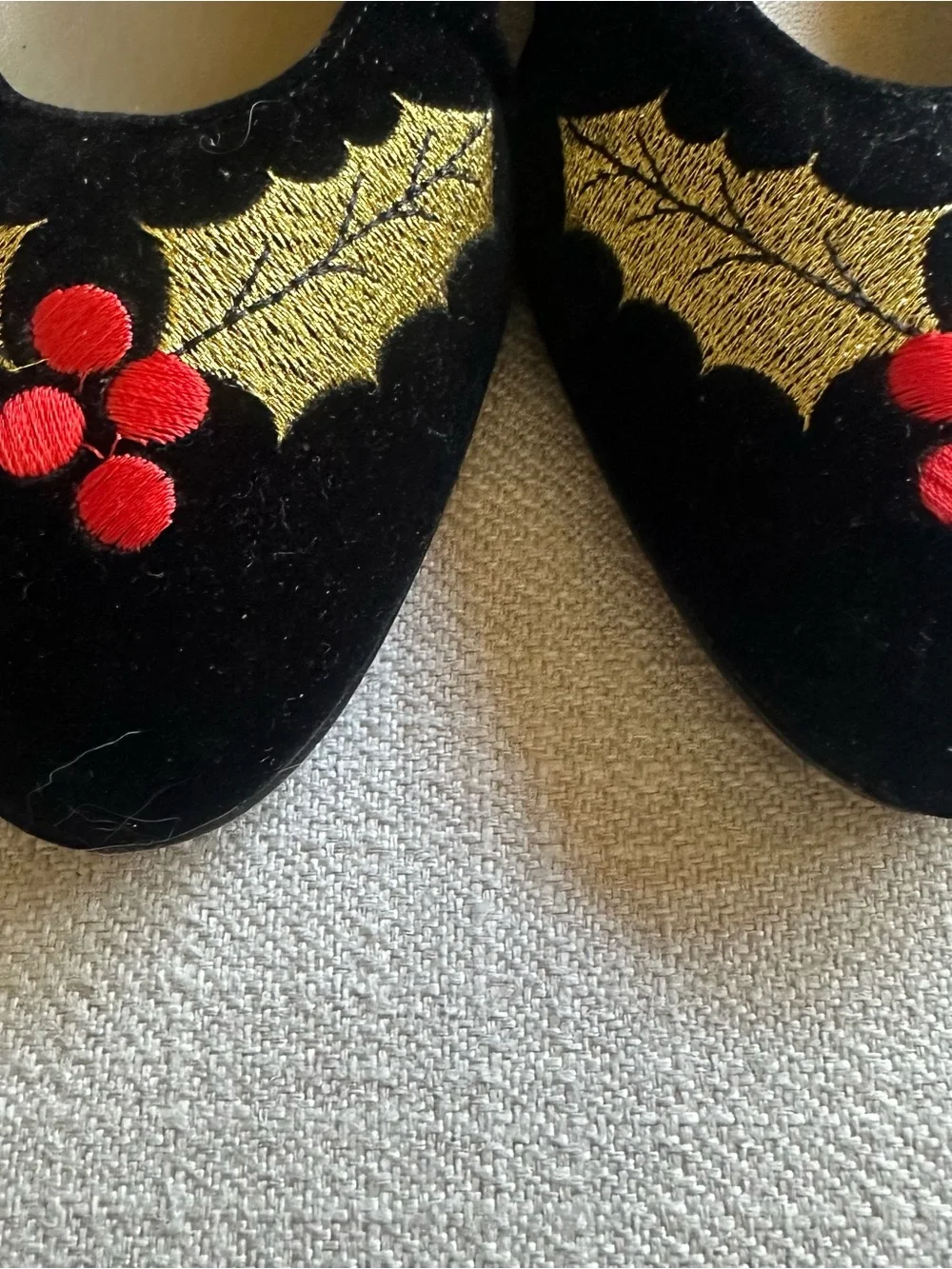 Women’s Black Velvet Holiday Ballet Flats with Embroidered Motifs size 9